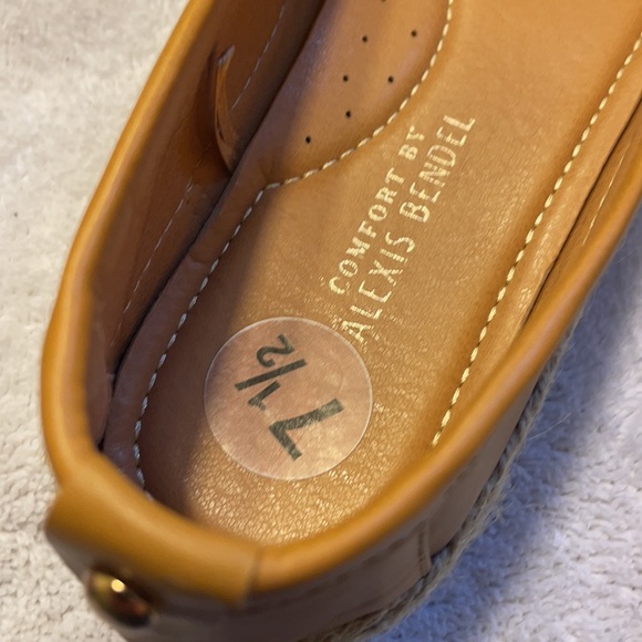 Comfort by Alexis Bendel, Size 7 1/2 , light brown - Picture 3 of 4